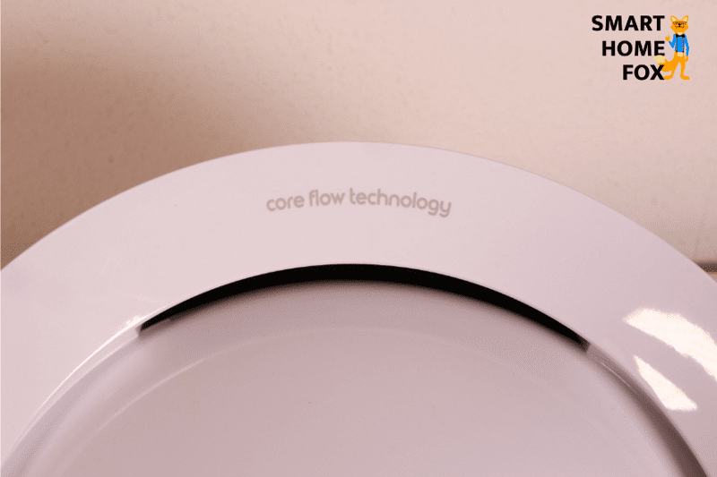 Die kleinen Luftschlitze auf der gerundeten Oberseite des Dyson Pure Cool Me BP01 Luftreinigers. Hier strömt die saubere Luft mit hohem Druck über die gerundete Linse heraus.